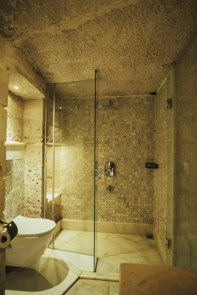 Queen Cave Suite with Stone Bathtub