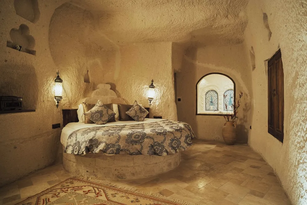 Queen Cave Suite with Stone Bathtub