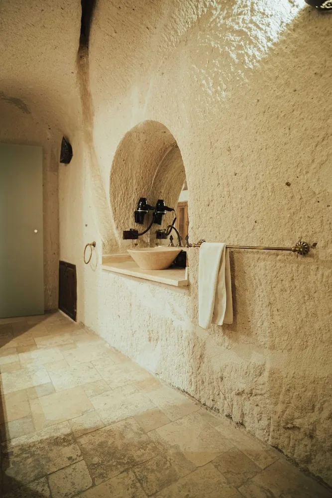 Queen Cave Suite with Stone Bathtub