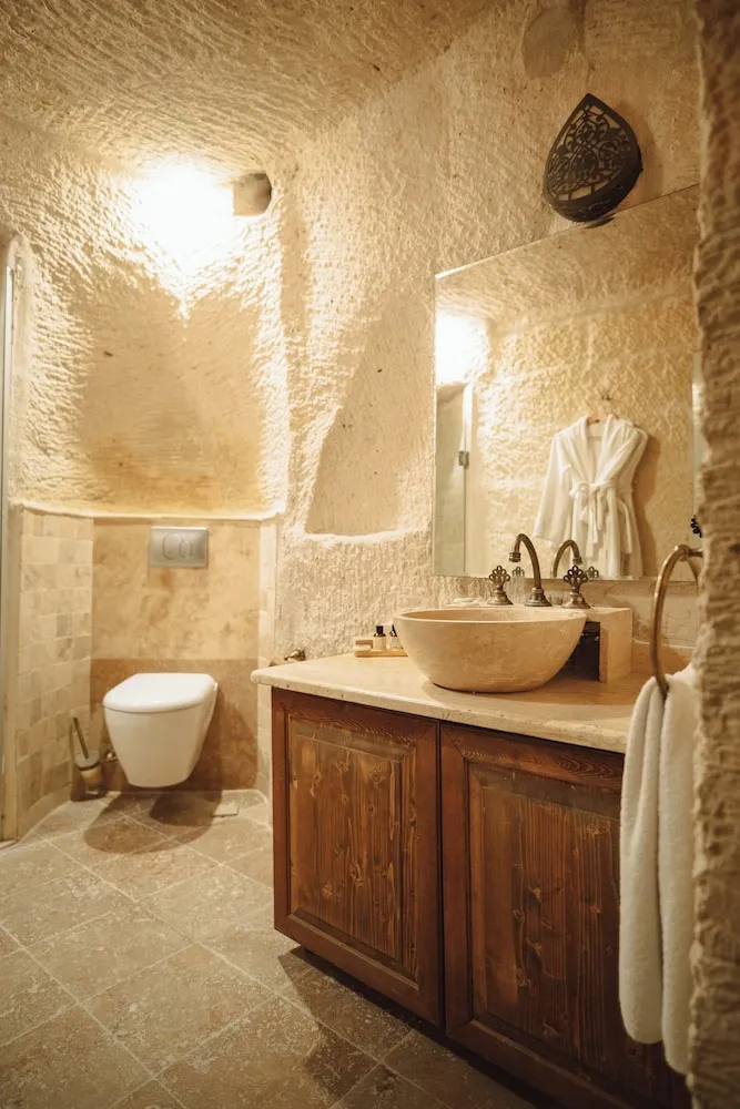 Queen Cave Suite with Stone Bathtub