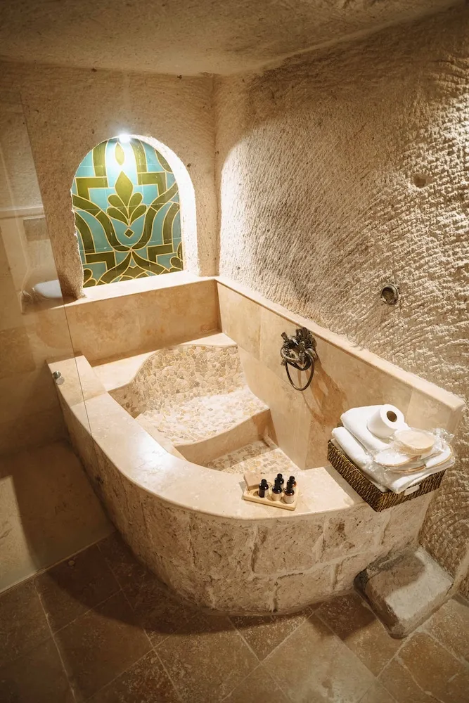 Queen Cave Suite with Stone Bathtub