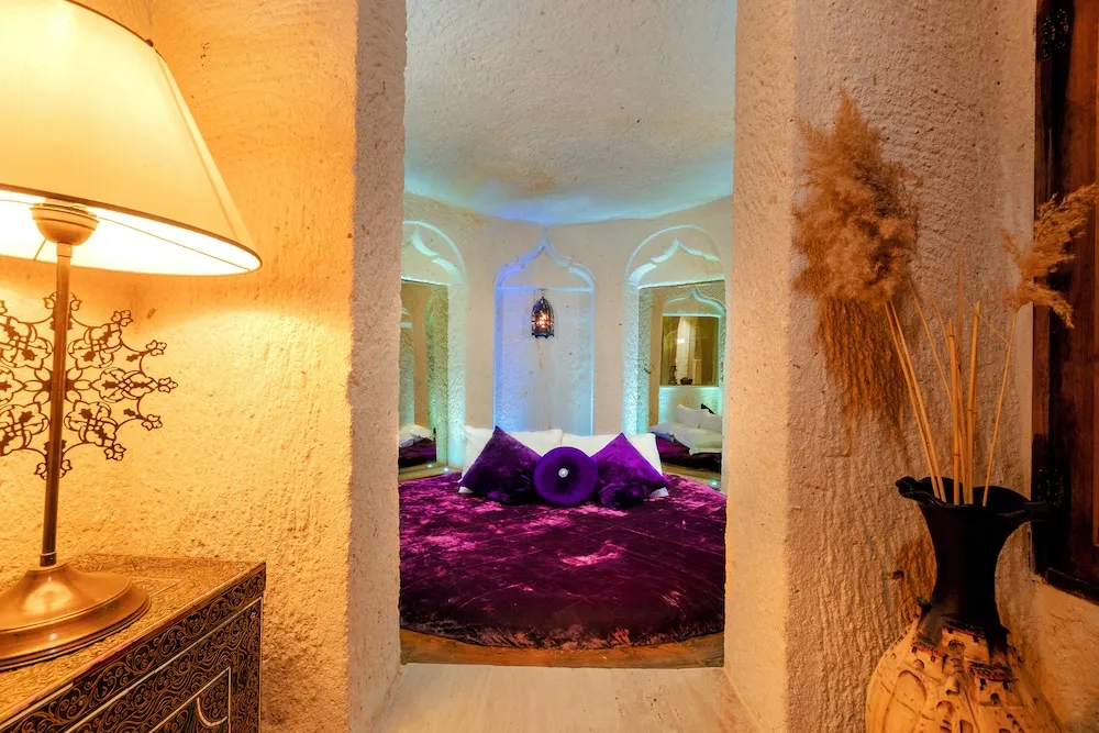 Queen Cave Suite with Stone Bathtub