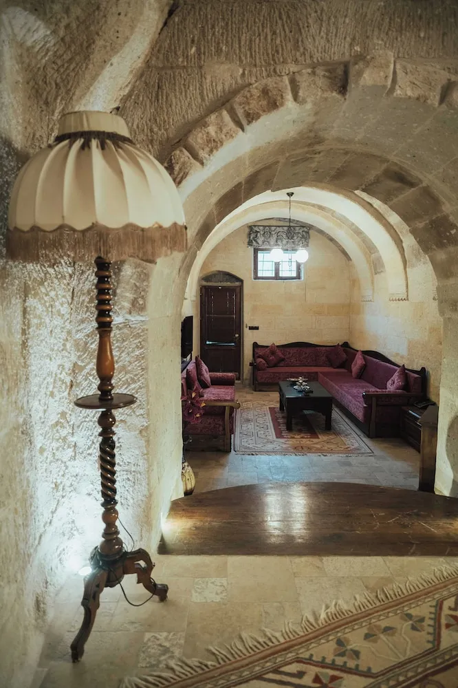 Queen Cave Suite with Stone Bathtub