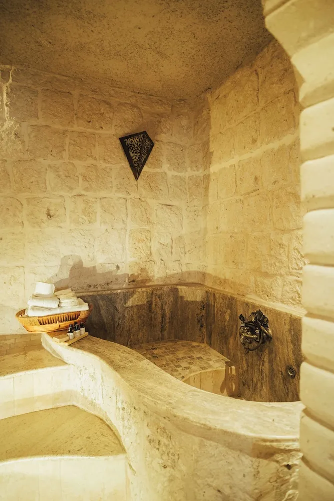 Queen Cave Suite with Stone Bathtub