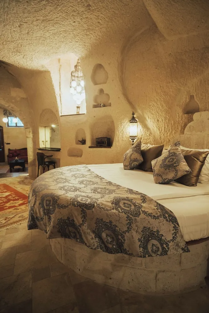 Queen Cave Suite with Stone Bathtub