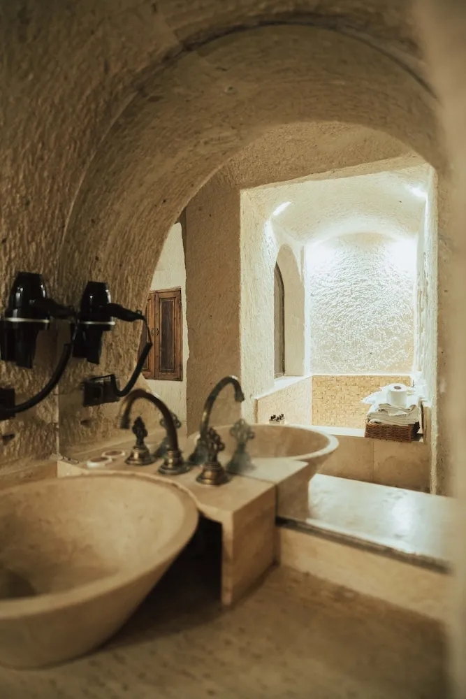 Queen Cave Suite with Stone Bathtub
