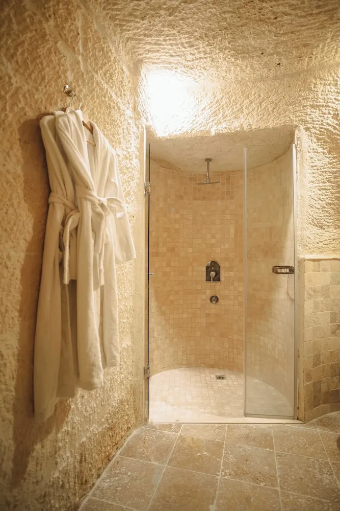 Queen Cave Suite with Stone Bathtub