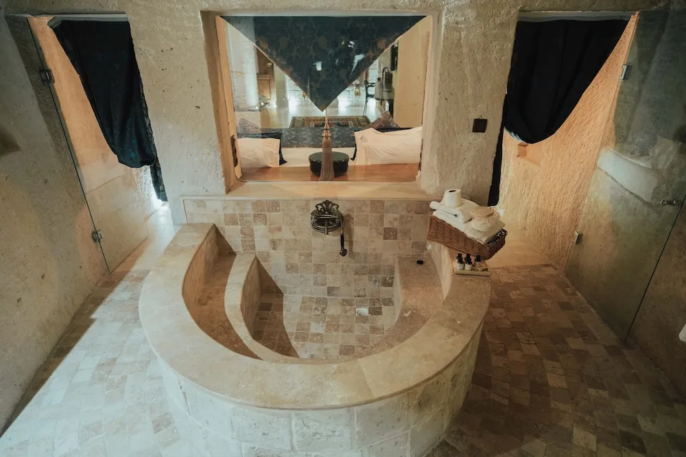 Queen Cave Suite with Stone Bathtub