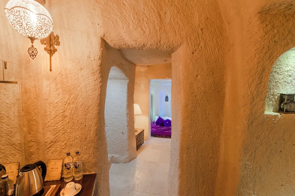 Queen Cave Suite with Stone Bathtub