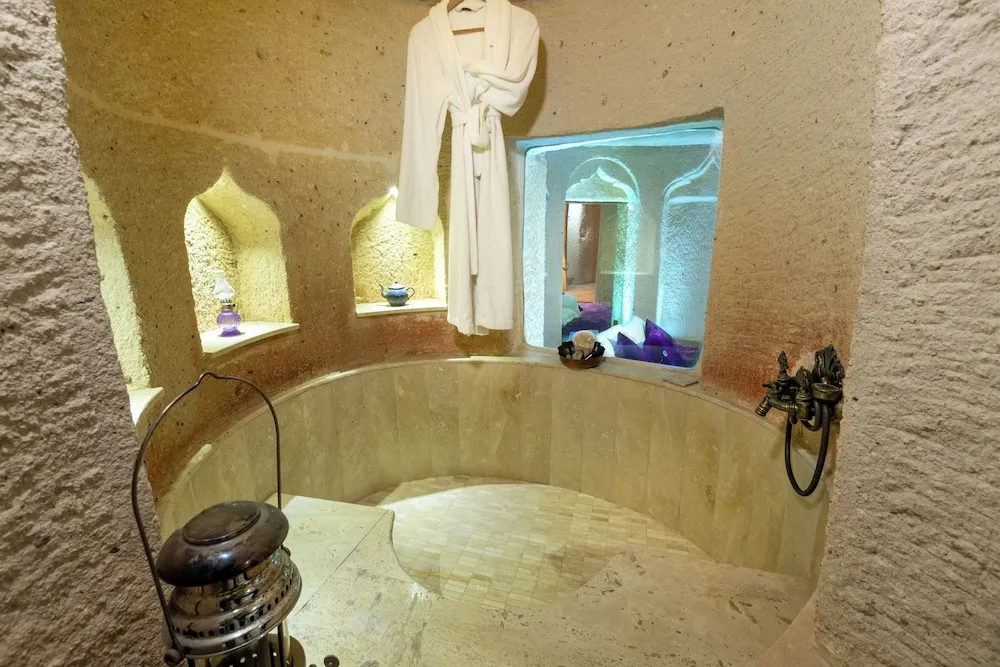 Queen Cave Suite with Stone Bathtub