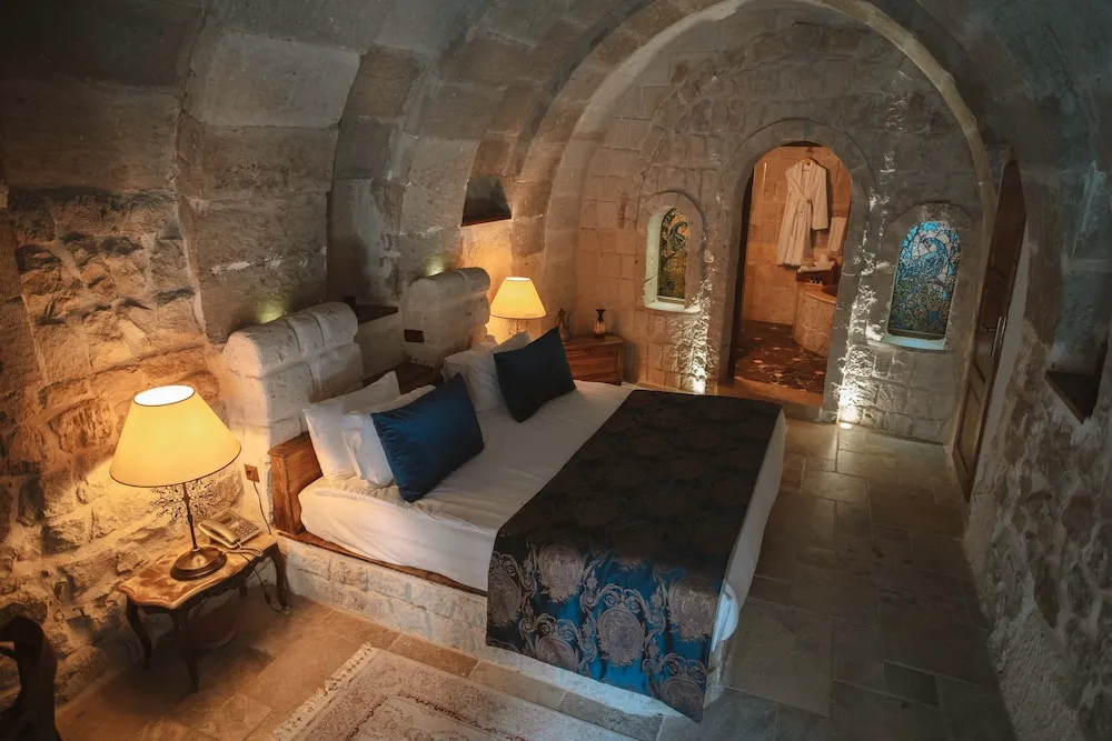 Queen Cave Suite with Stone Bathtub