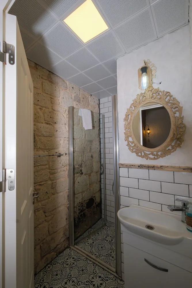 Tek Büyük Yataklı Oda, Havuz Manzaralı (Gabbiano)
