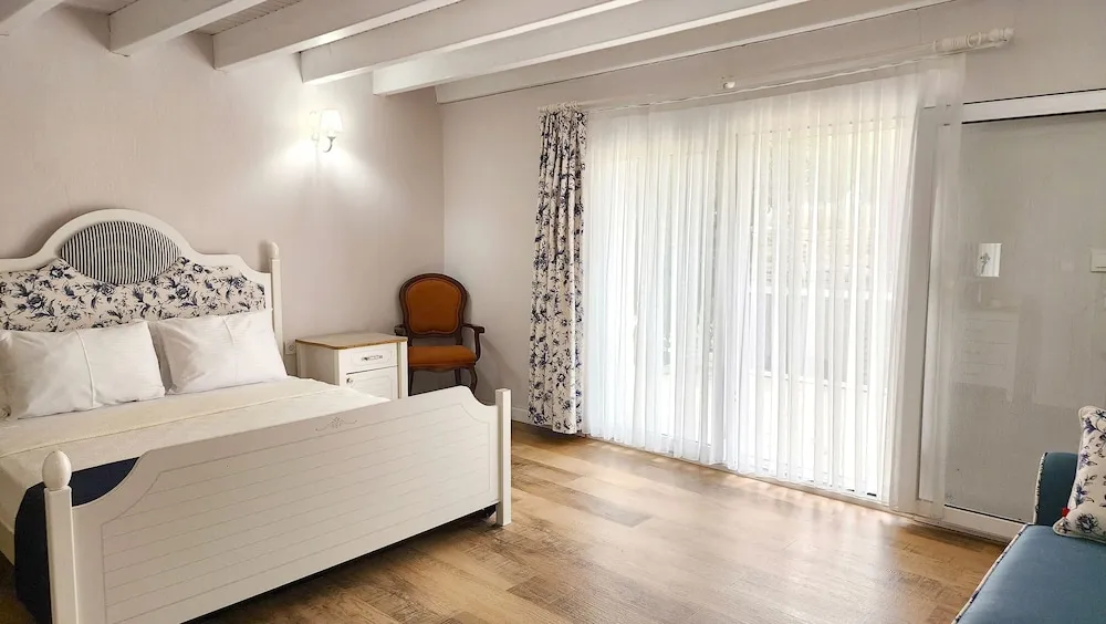 Traditional Tek Büyük Yataklı Oda