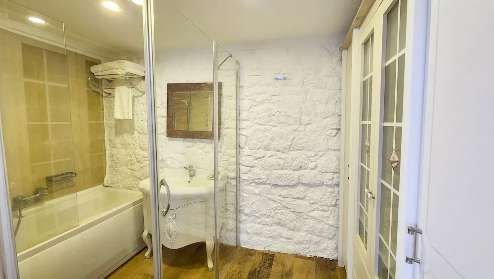 Traditional Tek Büyük Yataklı Oda