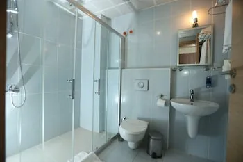 Gun Otel