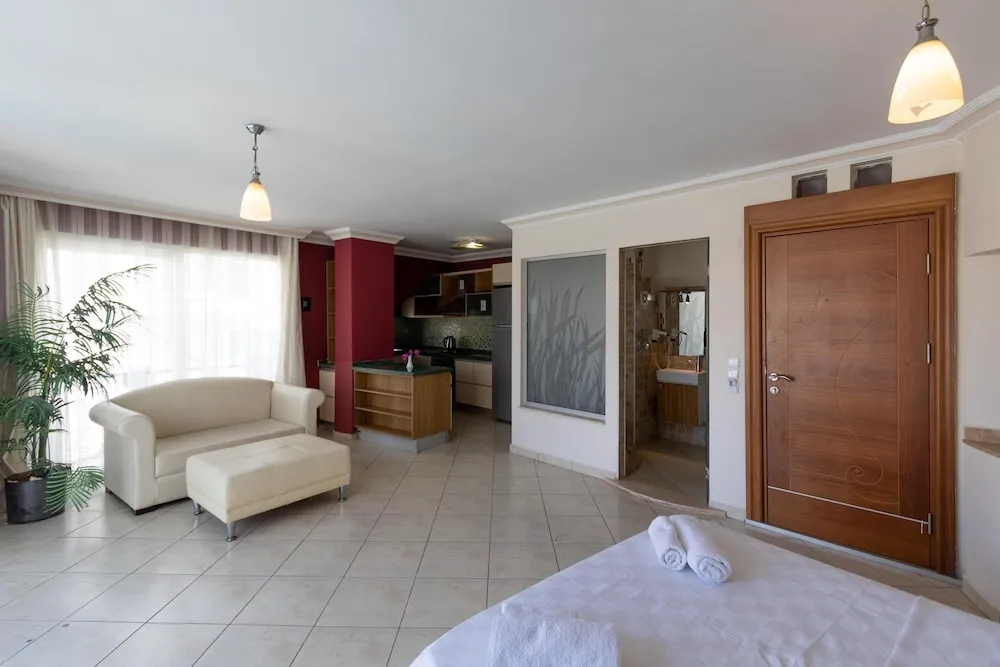Deluxe Tek Büyük Yataklı Oda, Havuz Manzaralı
