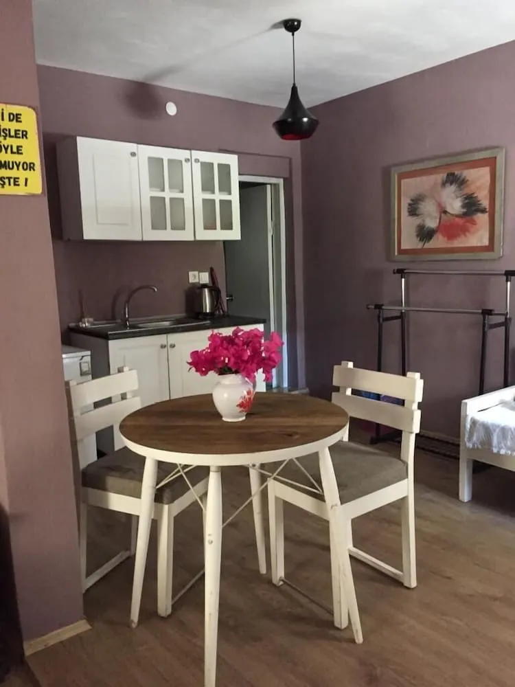 Üç Kişilik Oda, Küçük Mutfak