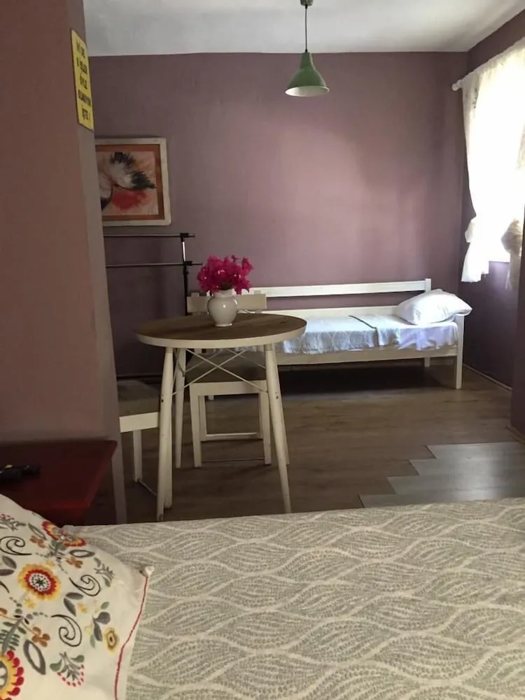 Üç Kişilik Oda, Küçük Mutfak