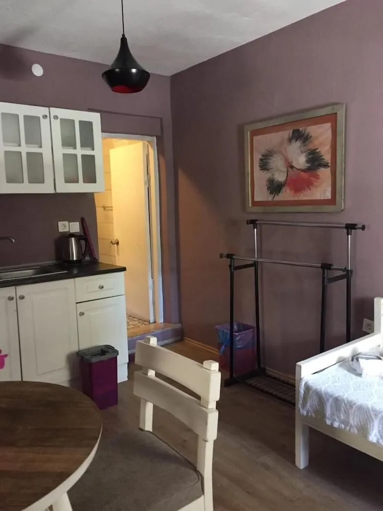 Üç Kişilik Oda, Küçük Mutfak