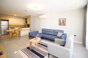Krem Marin Suits Otel