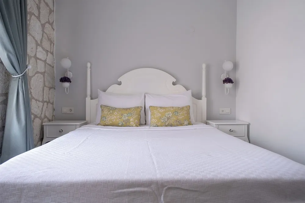 Ekonomik Tek Buyuk Yatakli Oda Bahce Kati, Sigara Icilmez