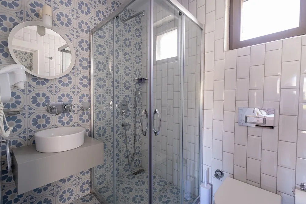 Deluxe Tek Büyük Yataklı Oda, Balkon, Deniz Manzaralı (Non Smoking)