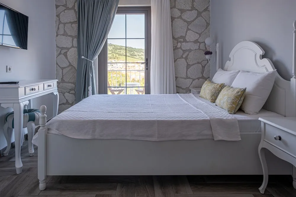 Deluxe Tek Büyük Yataklı Oda, Balkon, Deniz Manzaralı (Non Smoking)