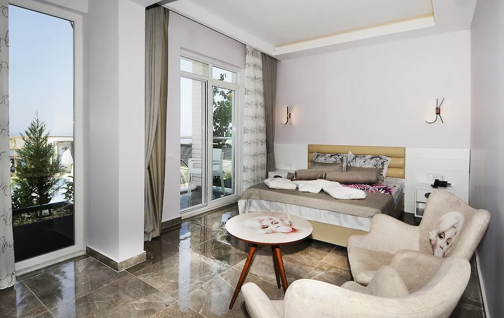 Luxury Oda, Engellilere Uygun, Havuz Manzaralı