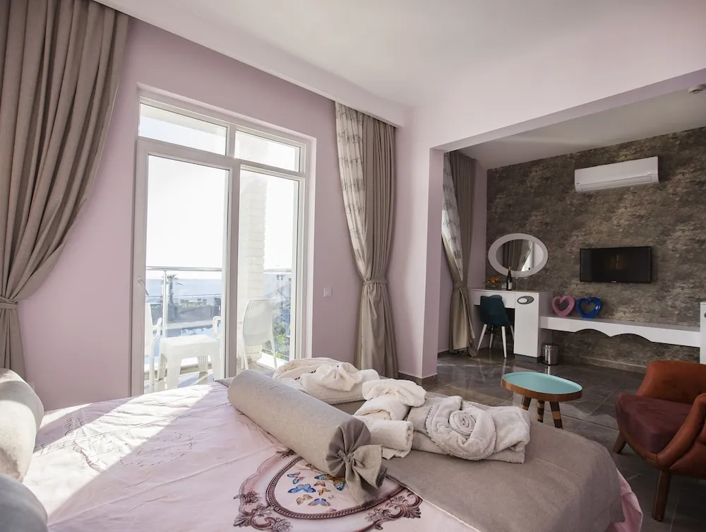 Luxury Oda, Engellilere Uygun, Havuz Manzaralı