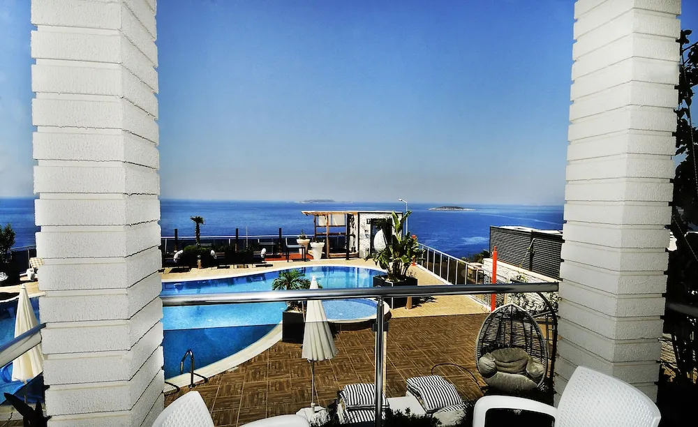 Luxury Oda, Engellilere Uygun, Havuz Manzaralı