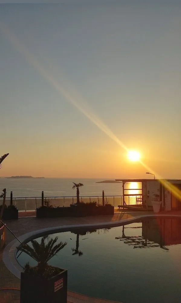 Luxury Oda, Engellilere Uygun, Havuz Manzaralı