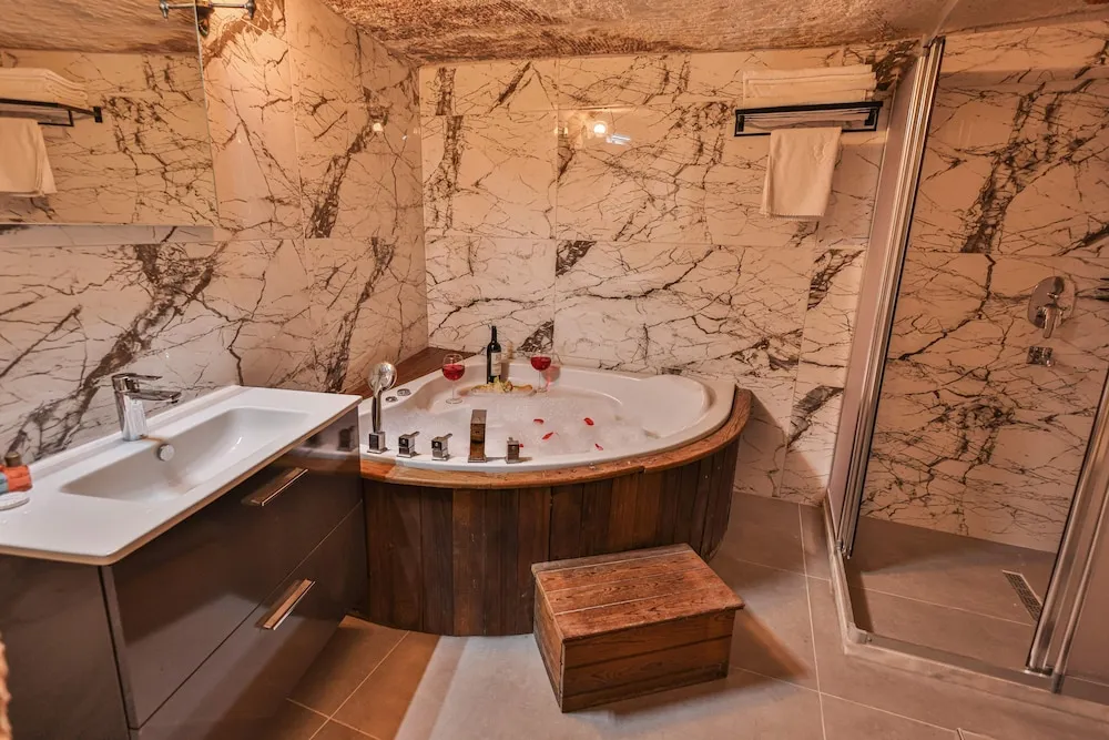 Honeymoon Cave Suit with Jacuzzi