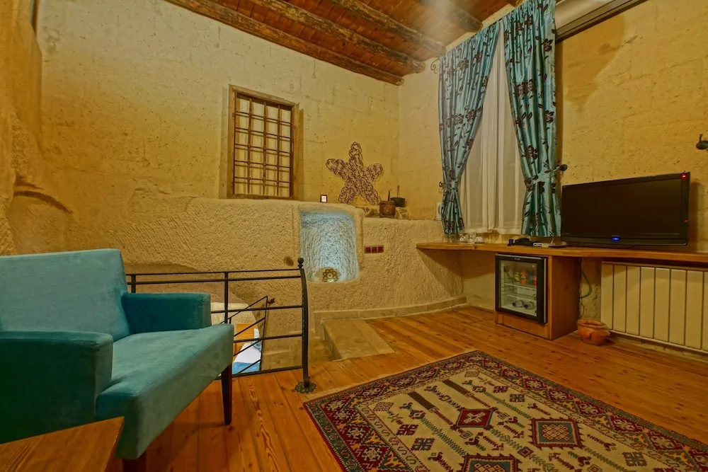 Honeymoon Cave Suit with Jacuzzi