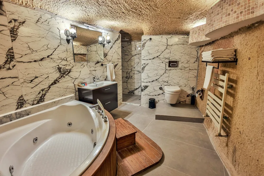 Family Cave Suite, 2 Bedrooms with Jacuzzi