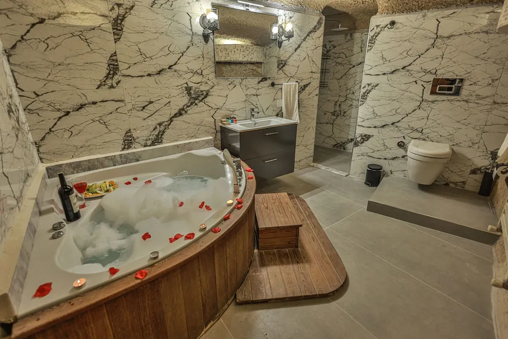 Family Cave Suite, 2 Bedrooms with Jacuzzi