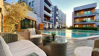 Green Hills Suites