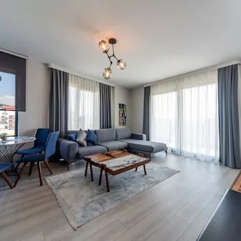 Green Hills Suites