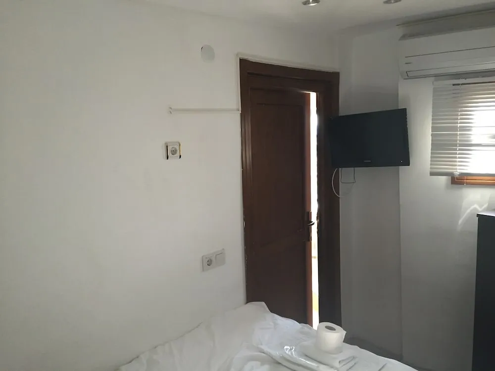 Basic Tek Büyük Yataklı Oda (Basement Floor)