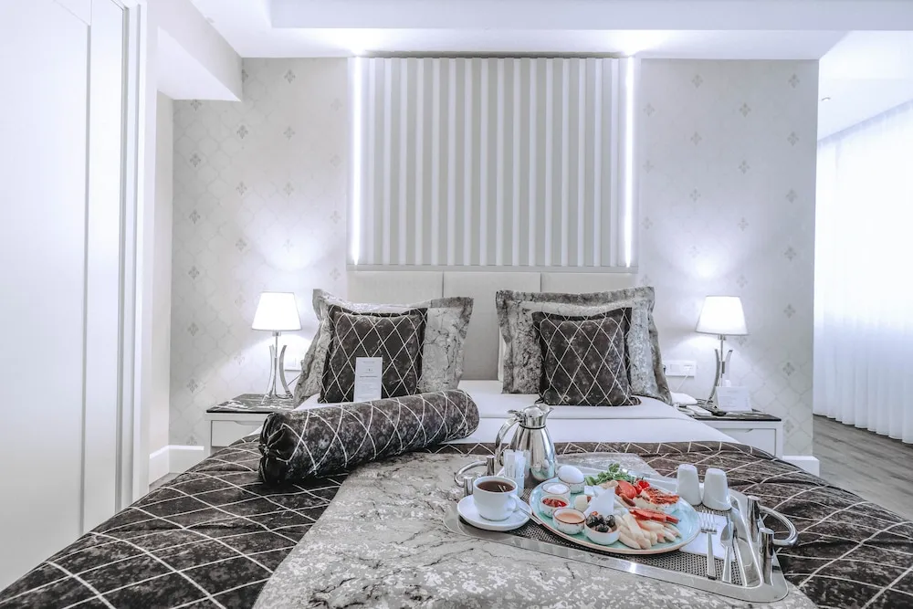 Grand Suite 1 Bedroom, 2 Bathroom, Executive Lounge & Cafe