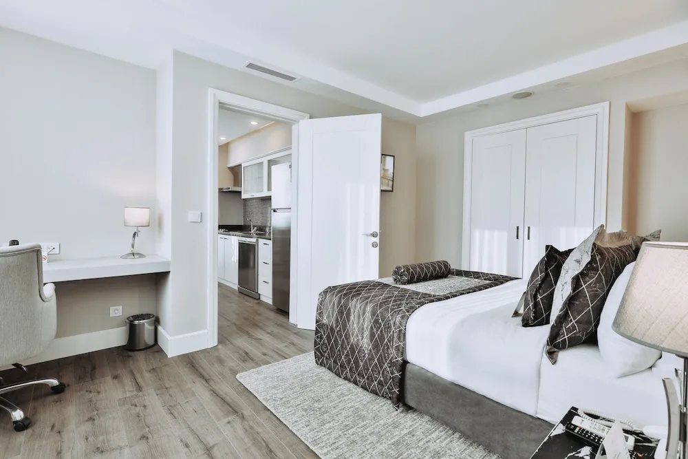 Grand Suite 1 Bedroom, 2 Bathroom, Executive Lounge & Cafe
