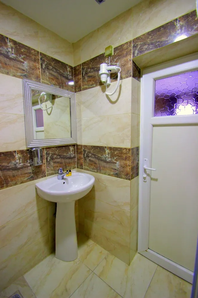 Basic Üç Kişilik Oda, Şehir Manzaralı