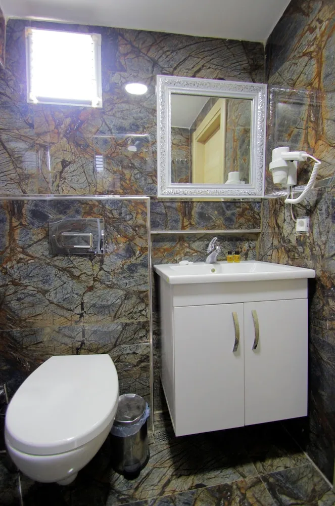 Basic Üç Kişilik Oda, Şehir Manzaralı