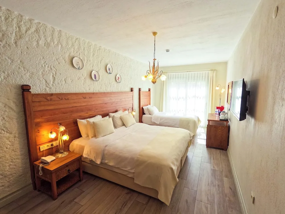 Deluxe Üç Kişilik Oda, Bahçe Manzaralı