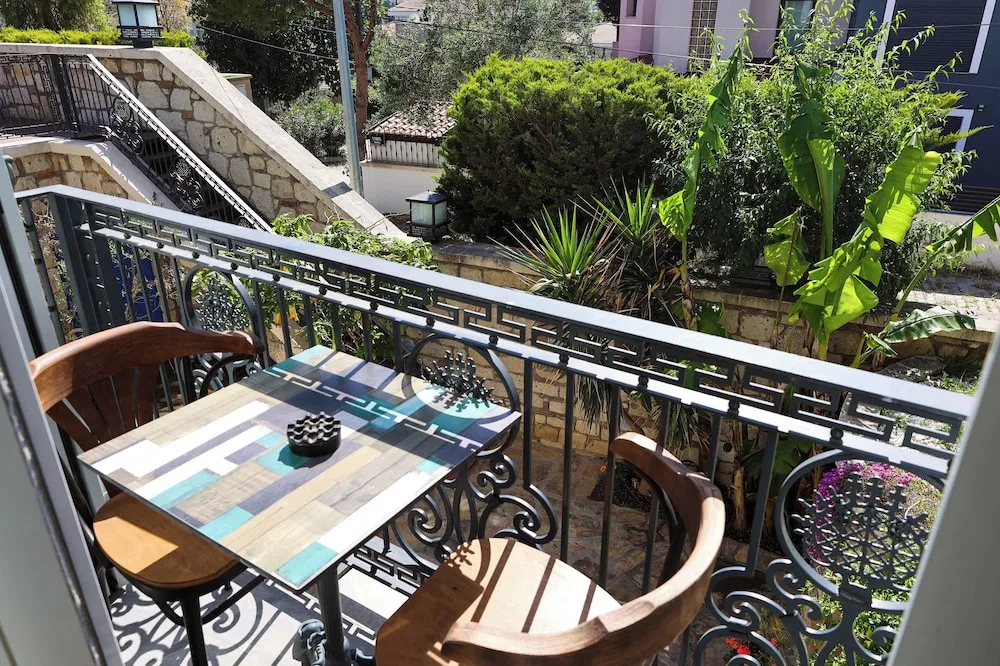 Deluxe Üç Kişilik Oda, Bahçe Manzaralı