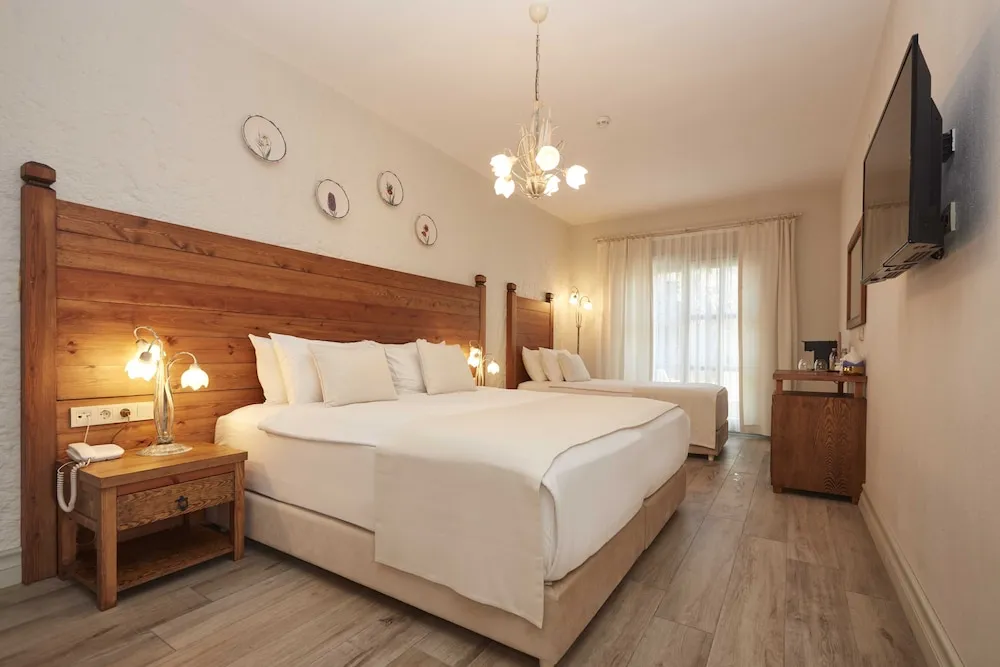 Deluxe Üç Kişilik Oda, Bahçe Manzaralı