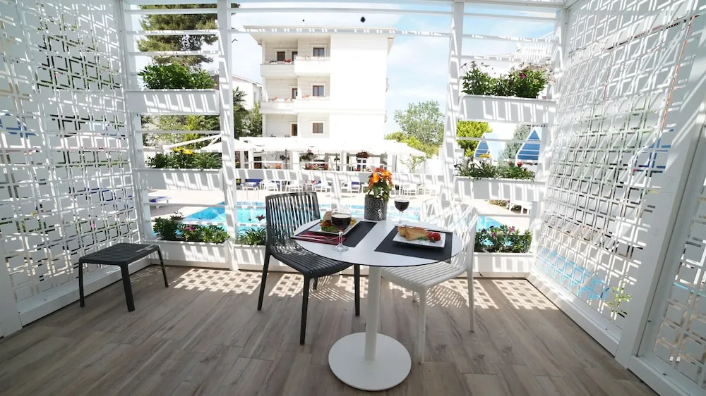Havuz Kenari Ozel Verandali Oda