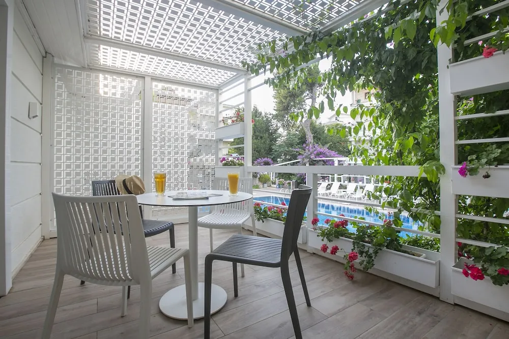 Havuz Kenari Ozel Verandali Oda