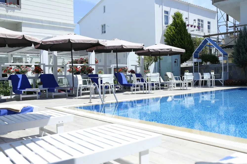Havuz Kenari Ozel Verandali Oda