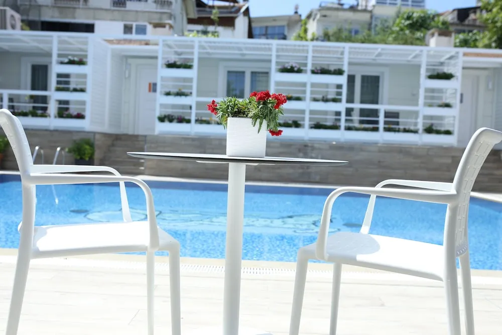 Havuz Kenari Ozel Verandali Oda