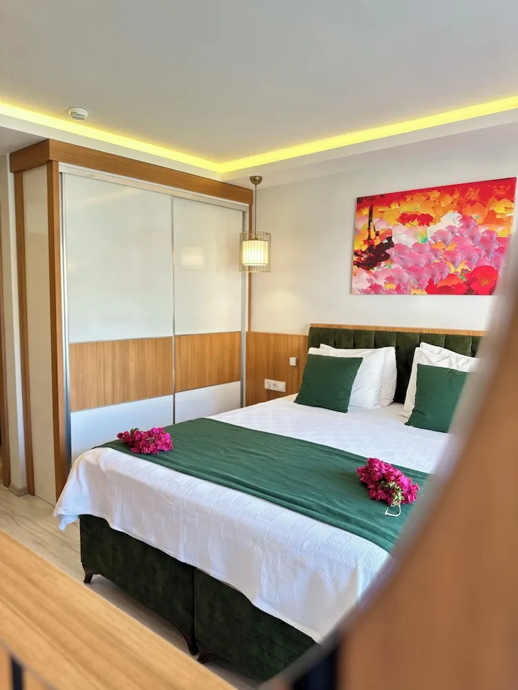 Standard Tek Büyük Yataklı Oda, Kısmi Deniz Manzaralı